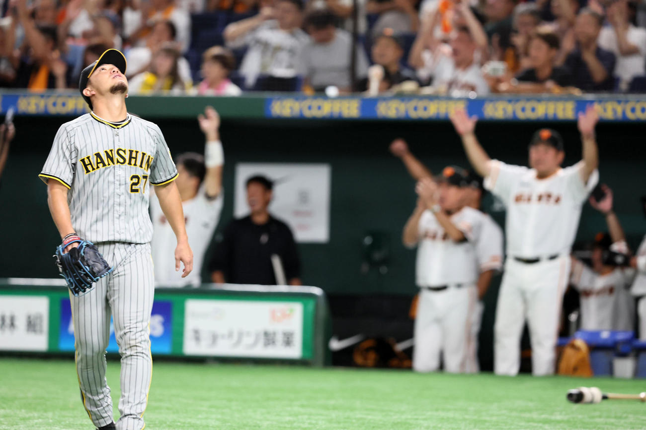 巨人対阪神　8回裏巨人2死一、二塁、伊藤将は岡本和に左適時打を打たれて勝ち越しを許し天を仰ぐ（撮影・加藤哉）