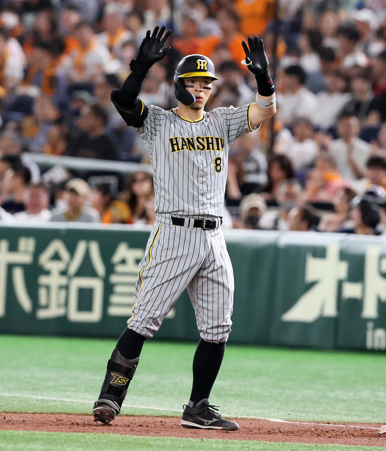 巨人対阪神　2回表阪神無死一、二塁、佐藤輝は左前適時打を放つ（撮影・加藤哉）