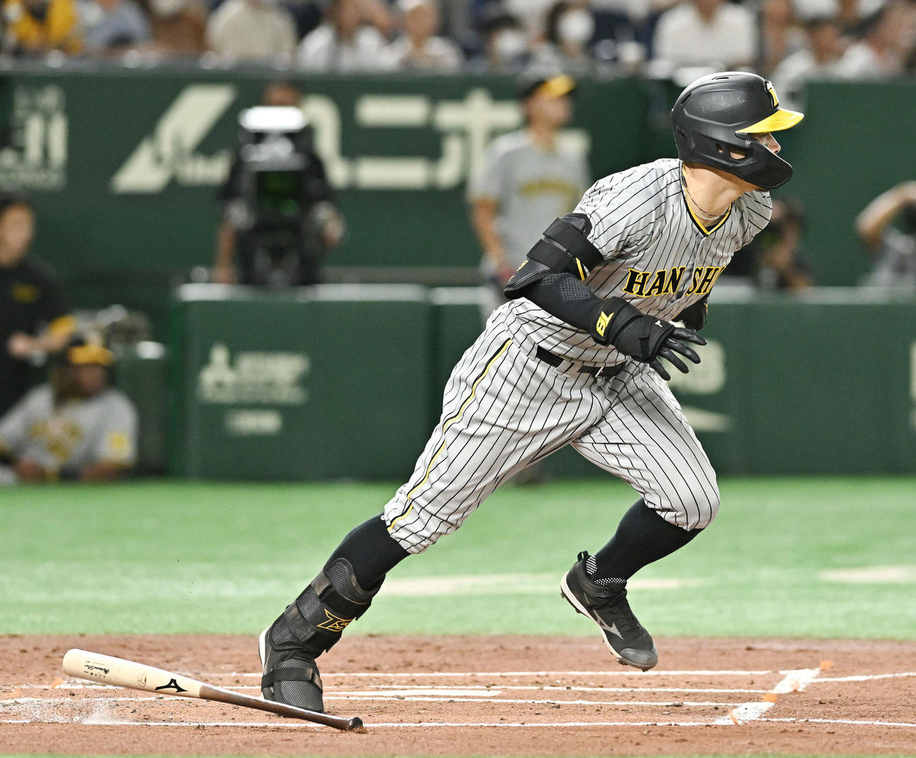 巨人対阪神　2回表無死一、二塁、佐藤輝は先制左前適時打を放つ（撮影・滝沢徹郎）