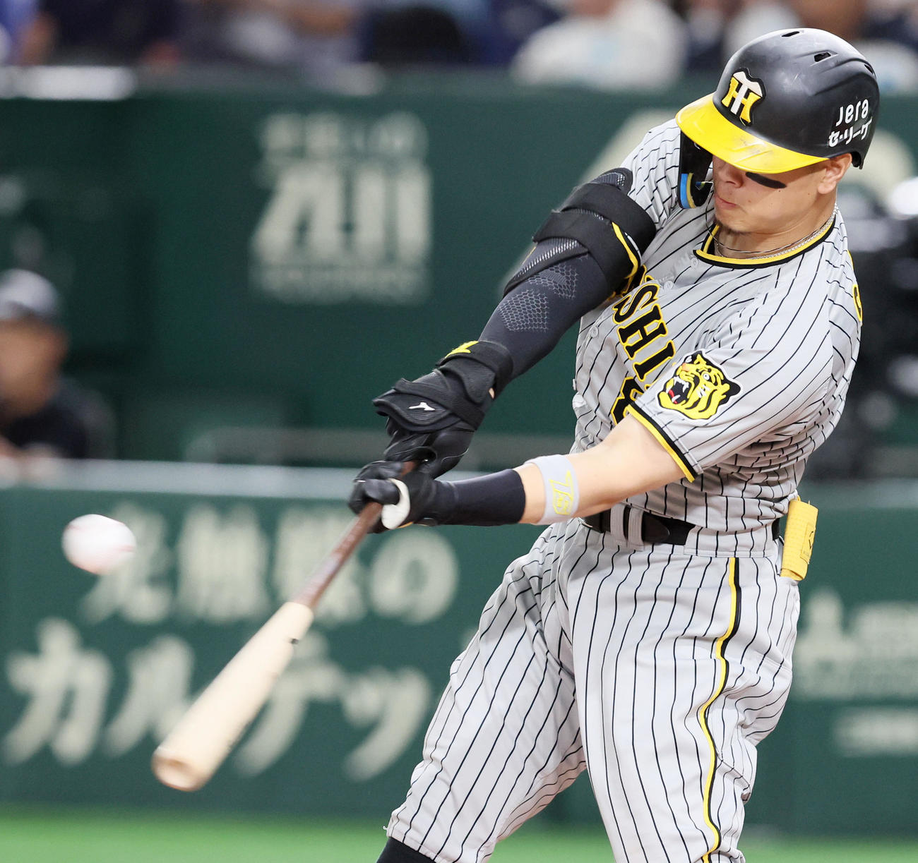 巨人対阪神　2回表阪神無死一、二塁、佐藤輝は左前適時打を放つ（撮影・加藤哉）