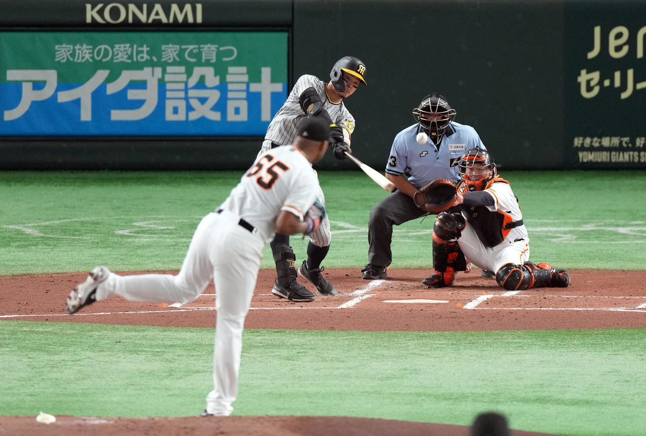 巨人対阪神　2回表阪神無死一、二塁、先制適時打を放つ佐藤輝。投手メンデス（撮影・狩俣裕三）