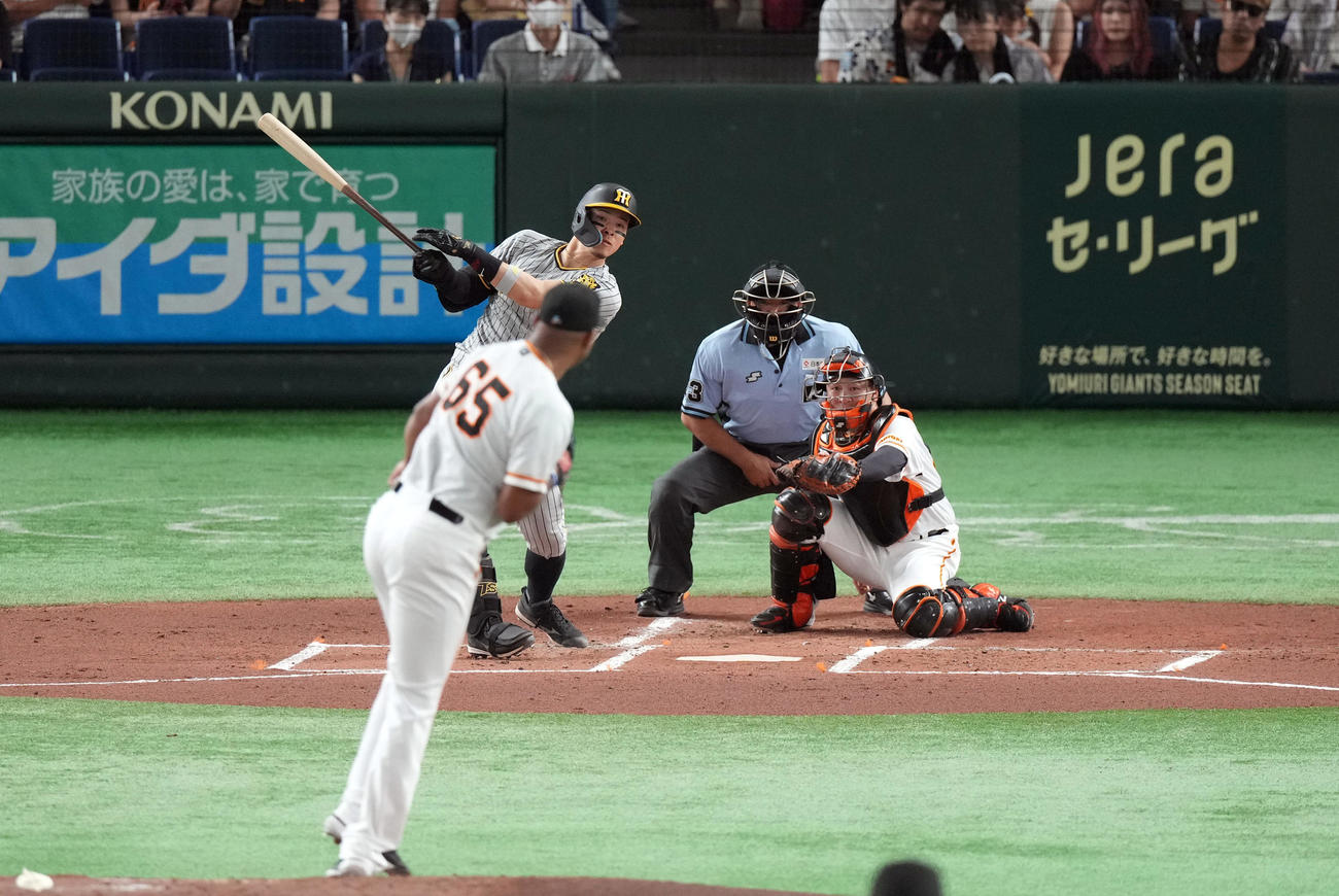 巨人対阪神　2回表阪神無死一、二塁、先制適時打を放つ佐藤輝。投手メンデス（撮影・狩俣裕三）