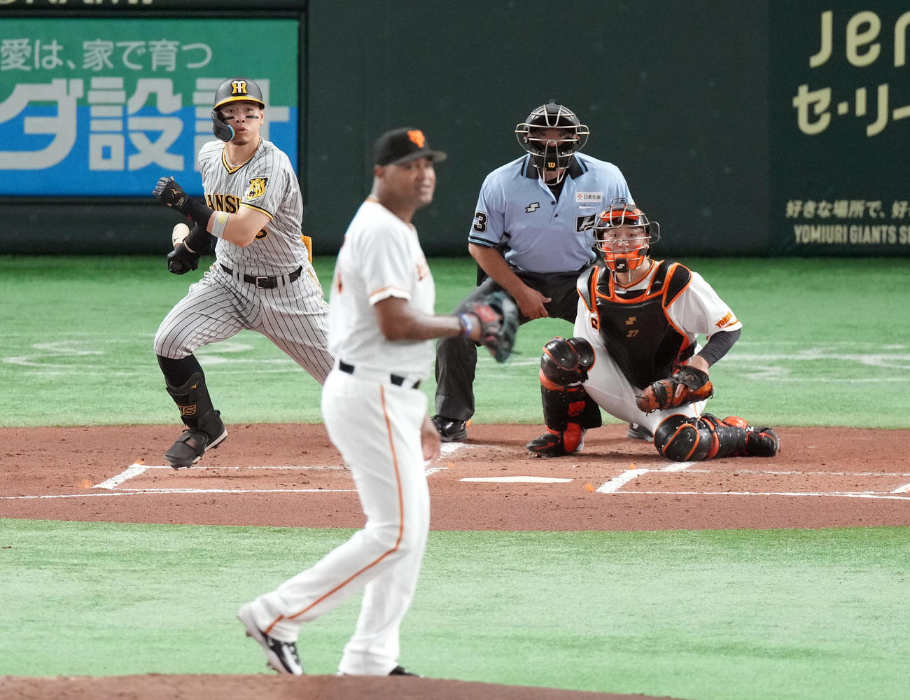 巨人対阪神　2回表阪神無死一、二塁、先制適時打を放つ佐藤輝。投手メンデス（撮影・狩俣裕三）