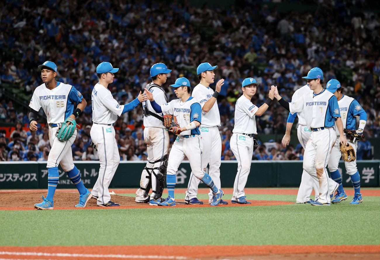 西武対日本ハム　勝利しマウンドに集まる日本ハムの選手たち（撮影・鈴木正人）