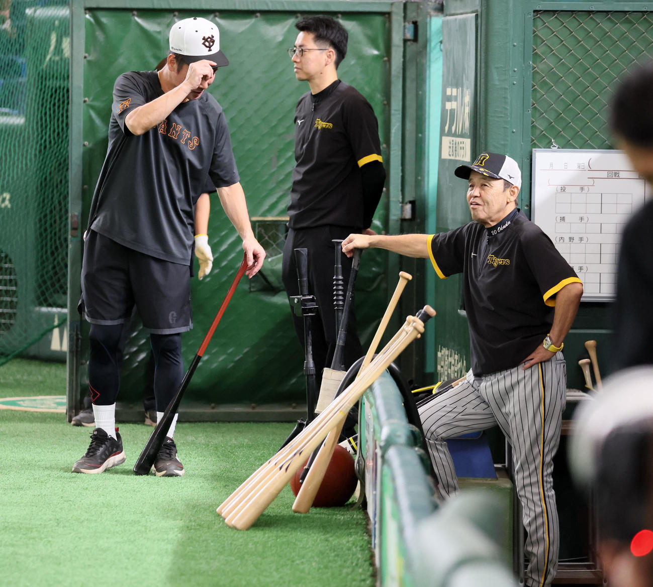 巨人対阪神　巨人元木コーチ（左）と話す岡田監督（撮影・加藤哉）