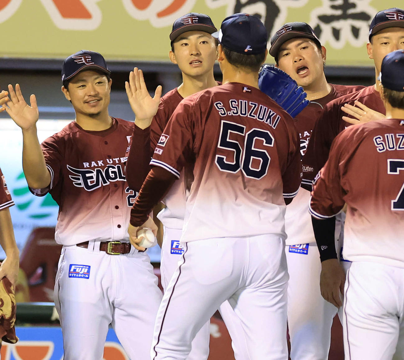楽天対ソフトバンク　2勝目を挙げた荘司（中央）は笑顔でナインとハイタッチ（撮影・浅見桂子）