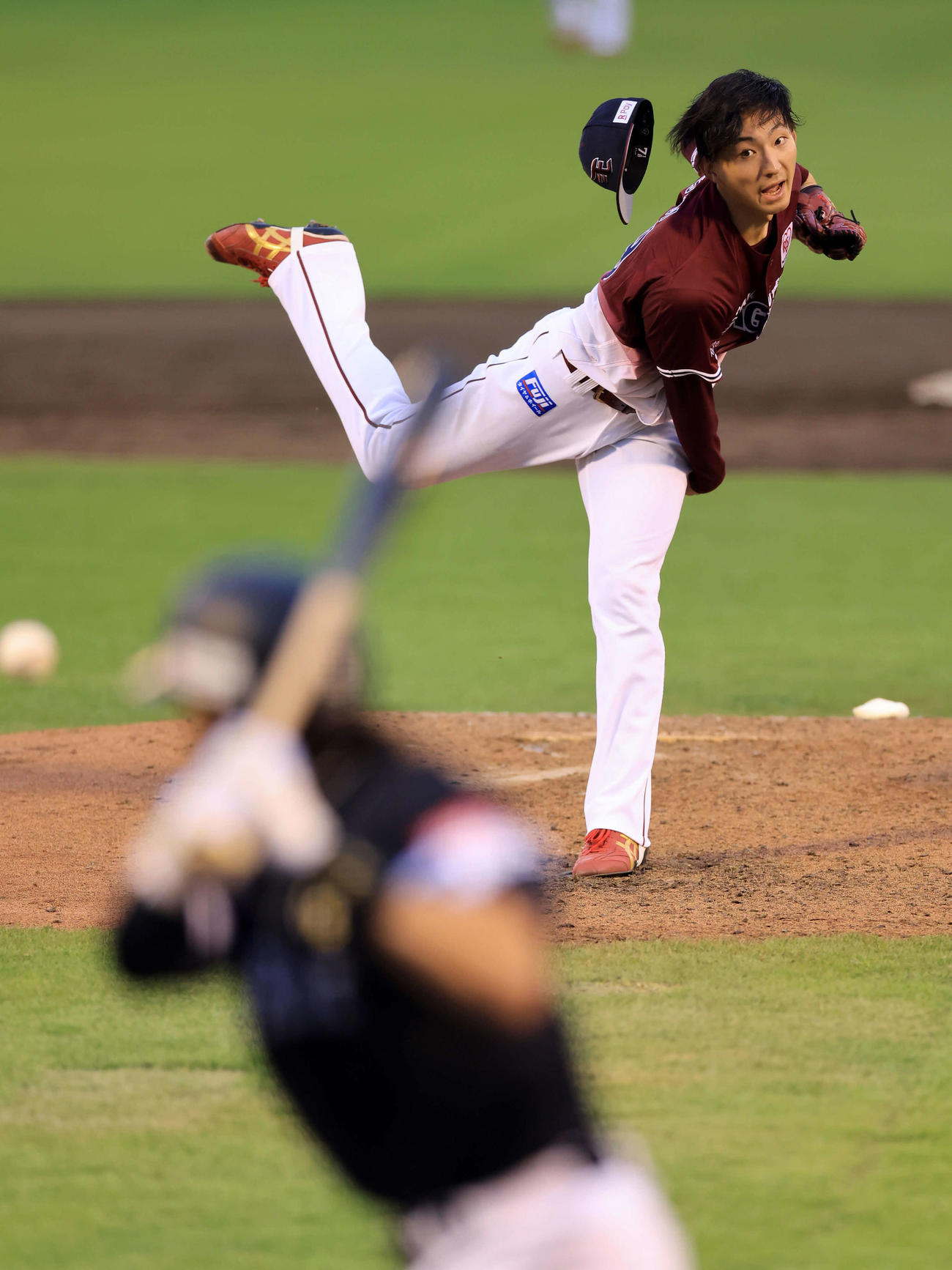 楽天対ソフトバンク　5回表ソフトバンク無死一塁、打者柳田に帽子を飛ばして投げ込む荘司（撮影・浅見桂子）