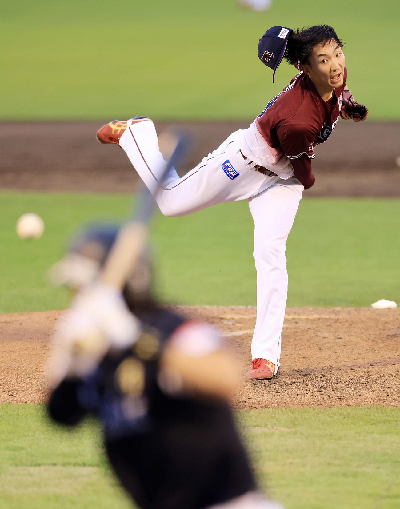 楽天対ソフトバンク　5回表ソフトバンク無死一塁、打者柳田に帽子を飛ばして投げ込む荘司（撮影・浅見桂子）