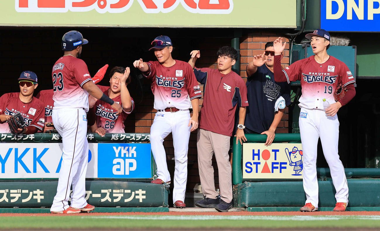 楽天対ソフトバンク　2回裏楽天2死満塁、小深田の遊撃適時内野安打で生還したフランコ（左）を笑顔で迎える荘司（右）ら楽天ベンチ（撮影・浅見桂子）