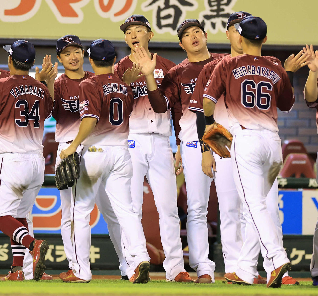 楽天対ソフトバンク　2勝目を挙げた荘司（中央）は笑顔でナインとハイタッチ（撮影・浅見桂子）