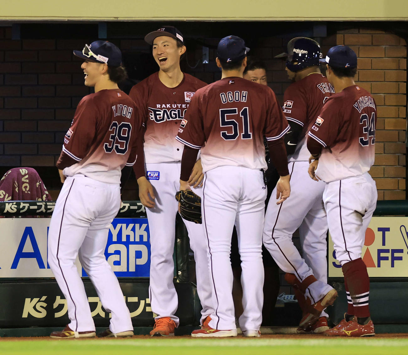 楽天対ソフトバンク　7回裏楽天1死一塁、フランコ（右）は左前打も、相手失策と悪送球が重なって生還し、笑顔で荘司（中央）らに迎えられる（撮影・浅見桂子）