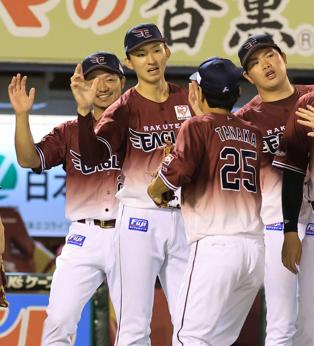 楽天対ソフトバンク　2勝目を挙げた荘司（中央）は笑顔でナインとハイタッチ（撮影・浅見桂子）