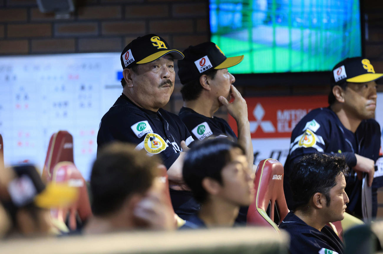 楽天対ソフトバンク　9回表ソフトバンク2死、4連敗ムードに厳しい表情の藤本監督（撮影・浅見桂子）