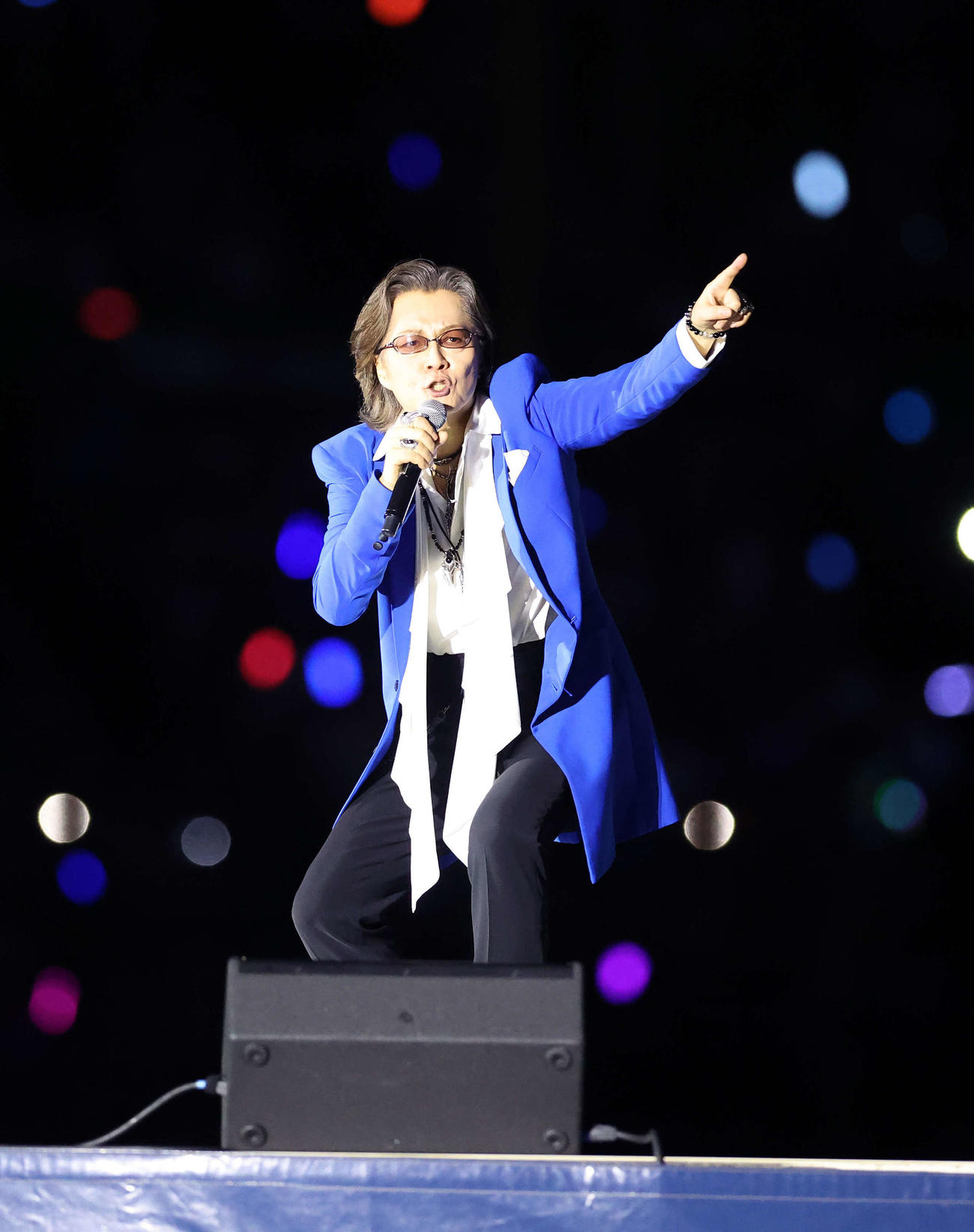 西武対日本ハム　熱唱する米米CLUBの石井竜也（撮影・鈴木正人）