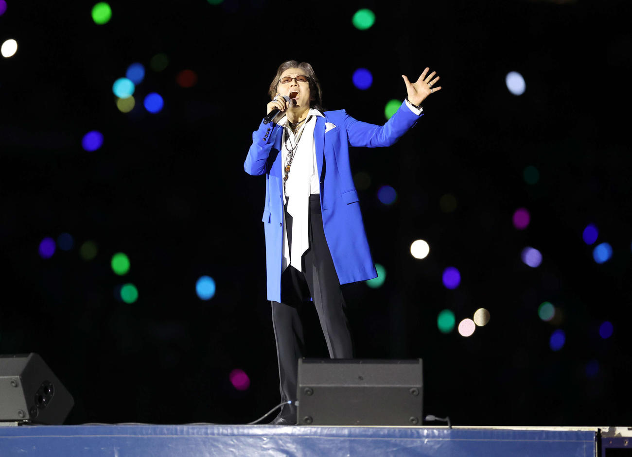 西武対日本ハム　熱唱する米米CLUBの石井竜也（撮影・鈴木正人）