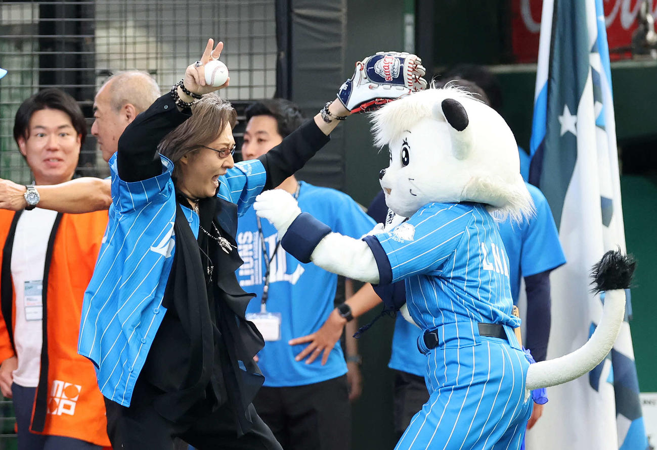 西武対日本ハム　試合前、ライナ（右）とおどけ合う石井竜也（撮影・鈴木正人）