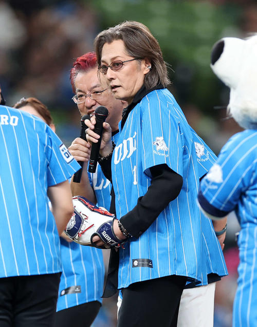 西武】米米CLUBの石井竜也「浪漫飛行」熱唱！ライオンズカラー衣装で