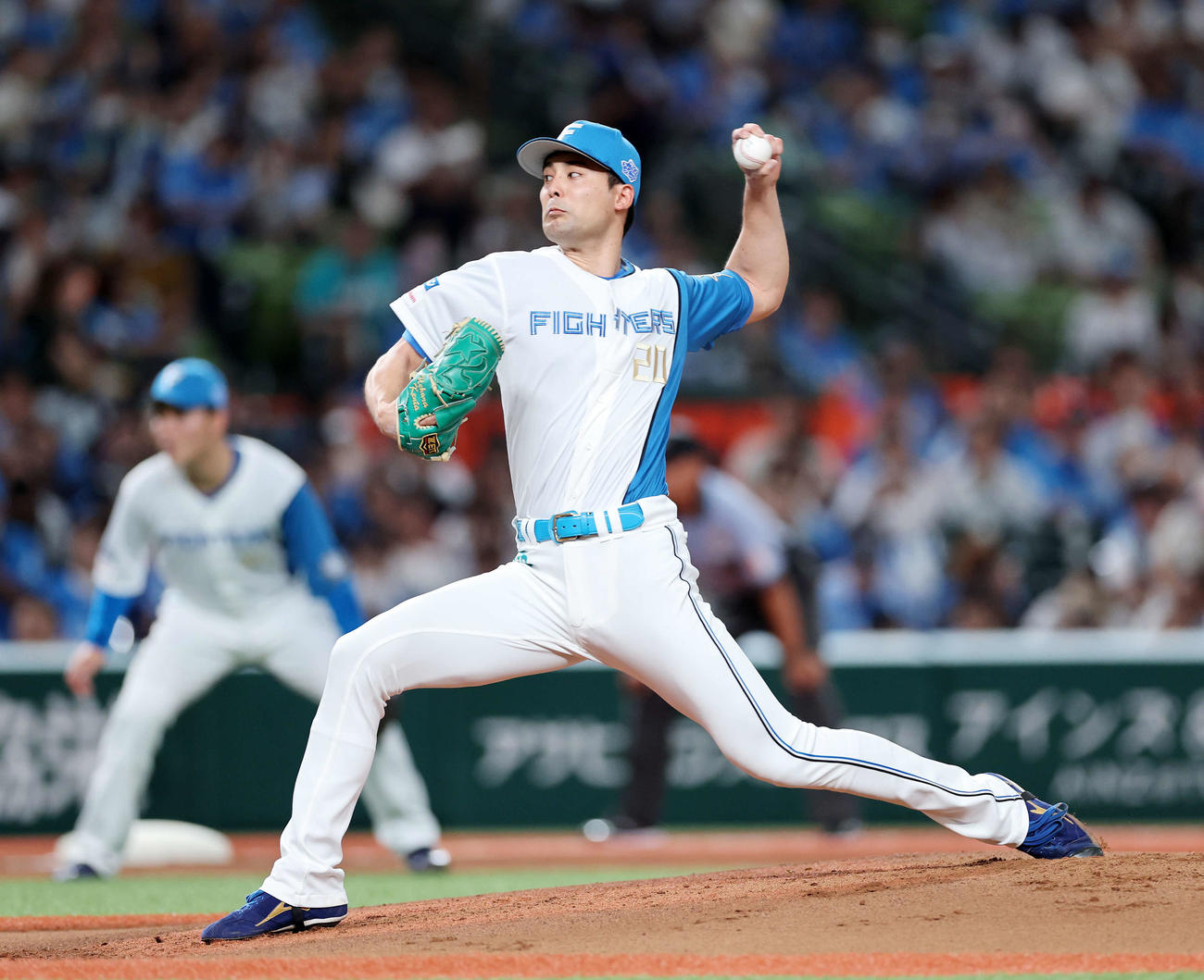 西武対日本ハム　力投する日本ハム先発の上原（撮影・鈴木正人）
