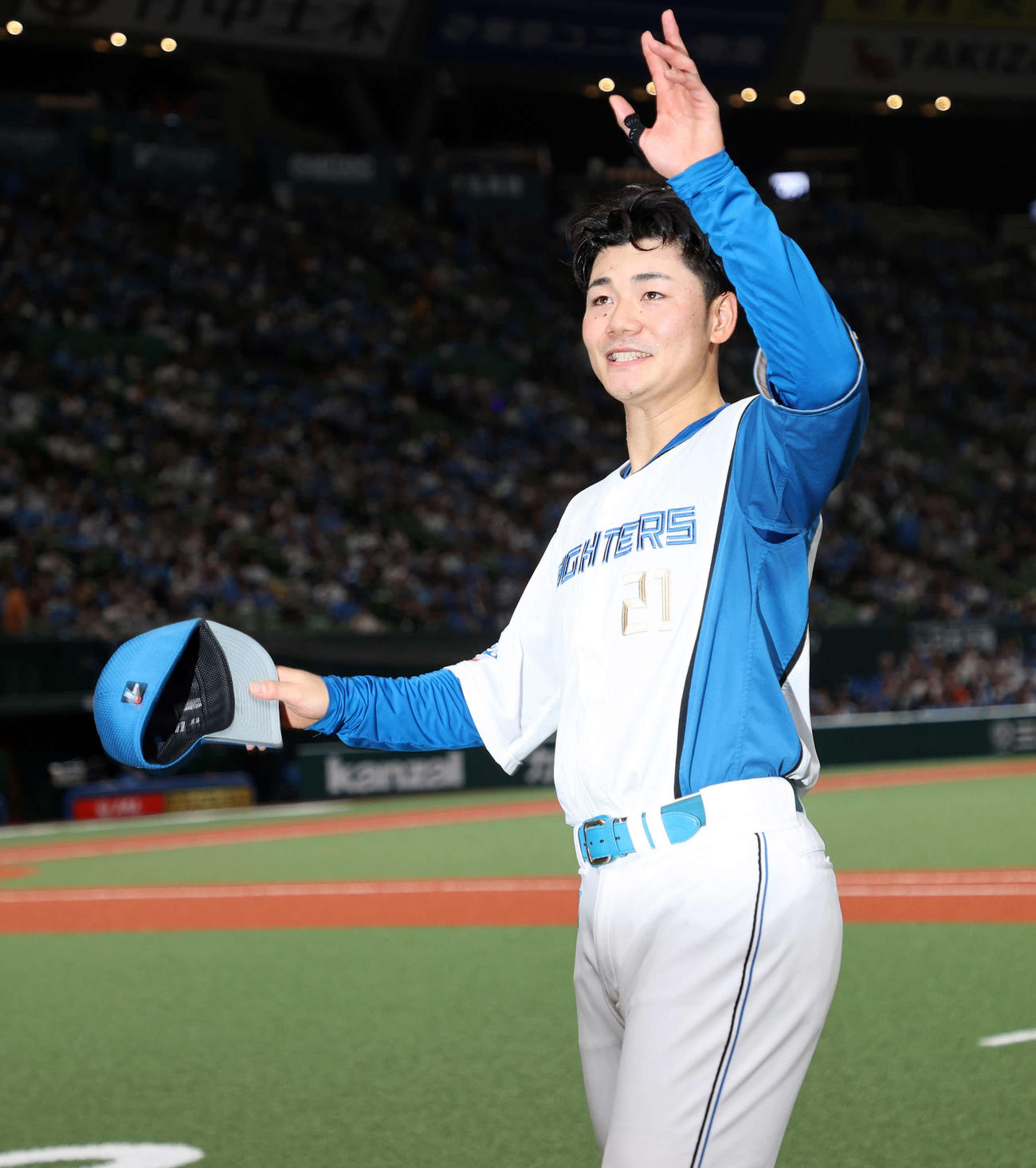西武対日本ハム　勝利しファンに手を振る日本ハム清宮（撮影・鈴木正人）
