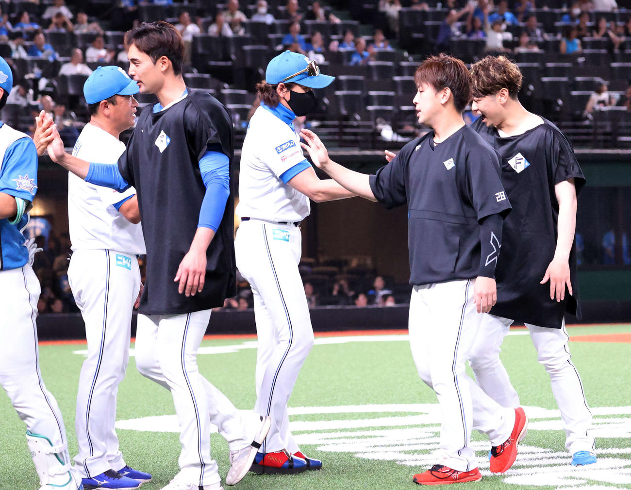 西武対日本ハム　勝利し日本ハム選手をを迎える新庄監督（中央）（撮影・鈴木正人）