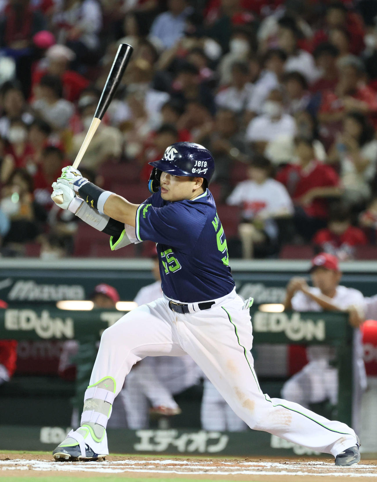 広島対ヤクルト　6回表ヤクルト1死一塁、村上は中越え二塁打を放つ（撮影・加藤孝規）