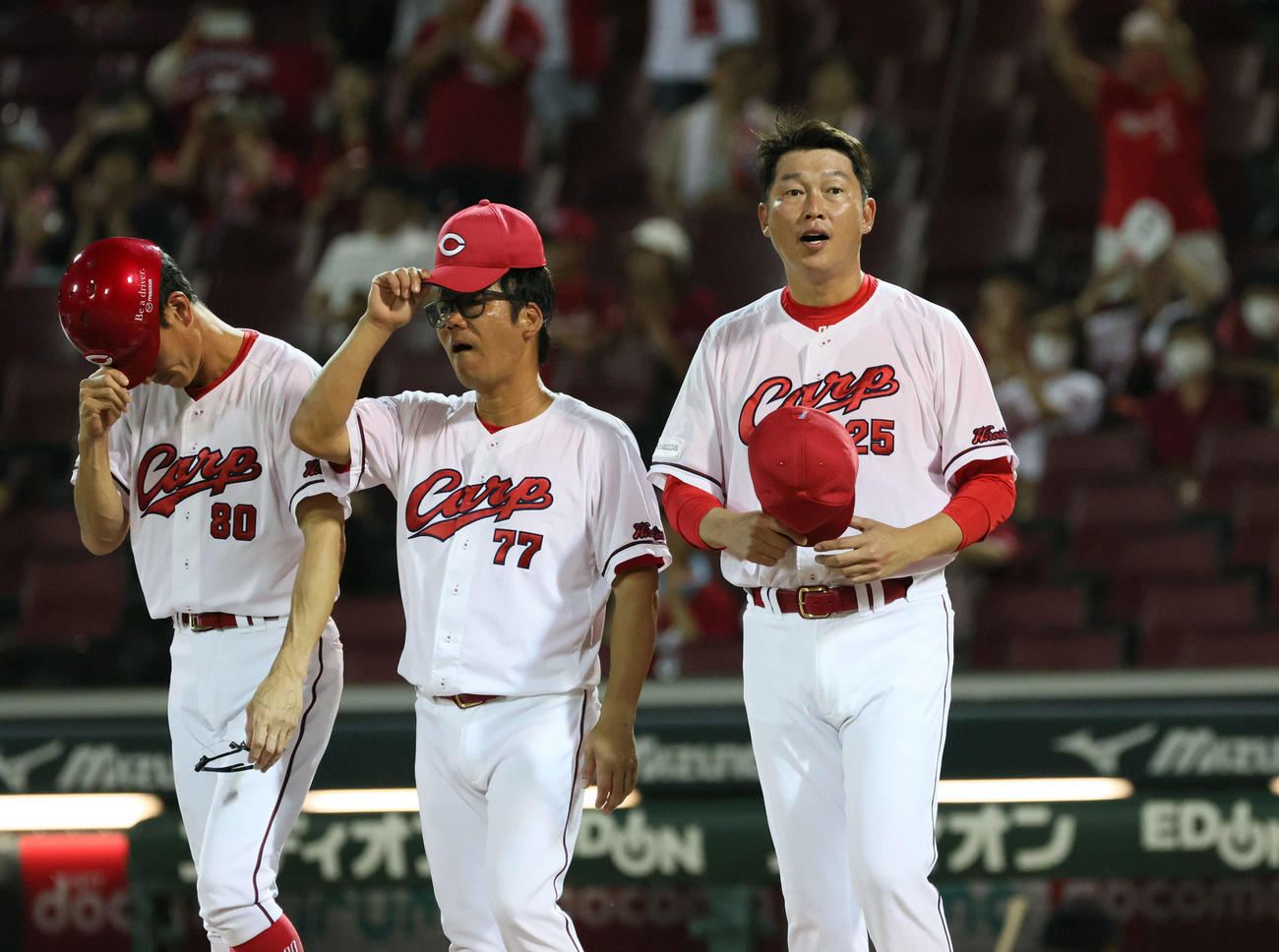広島対ヤクルト　12回引き分けで終わりあいさつする広島新井監督（右）たち（撮影・加藤孝規）