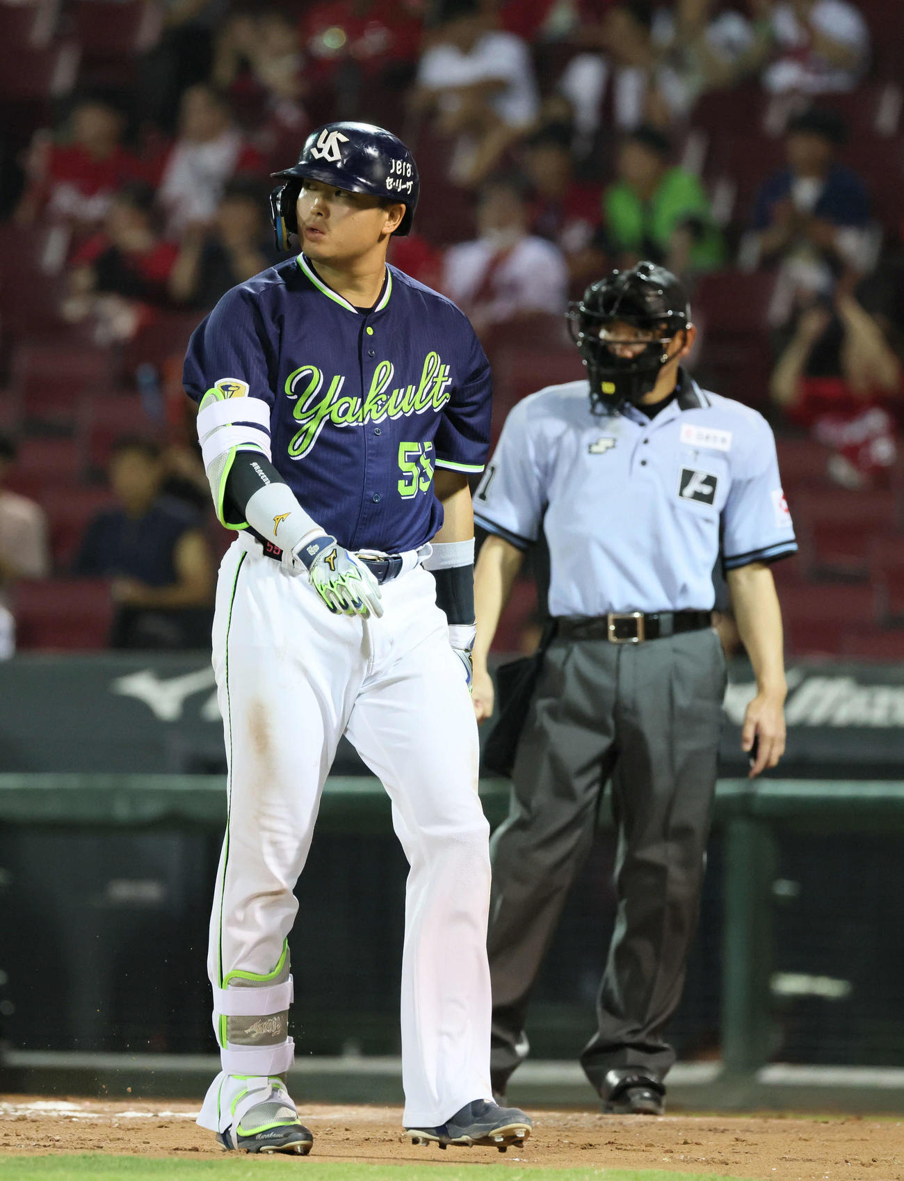 広島対ヤクルト　11回表ヤクルト1死一塁、三振してベンチに戻る村上（撮影・加藤孝規）