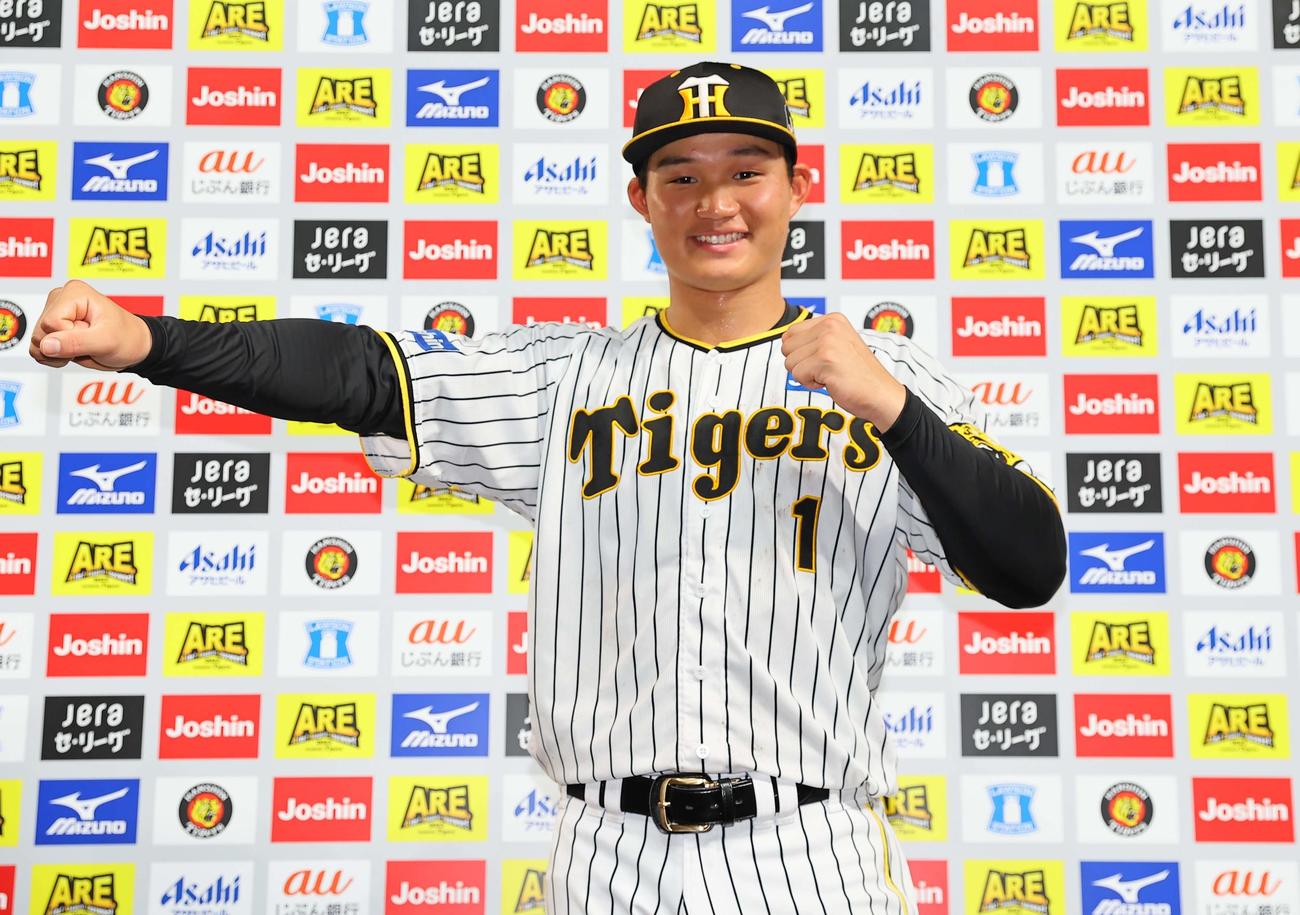 お立ち台でガオガエンポーズを決める森下翔太（2023年7月12日撮影）