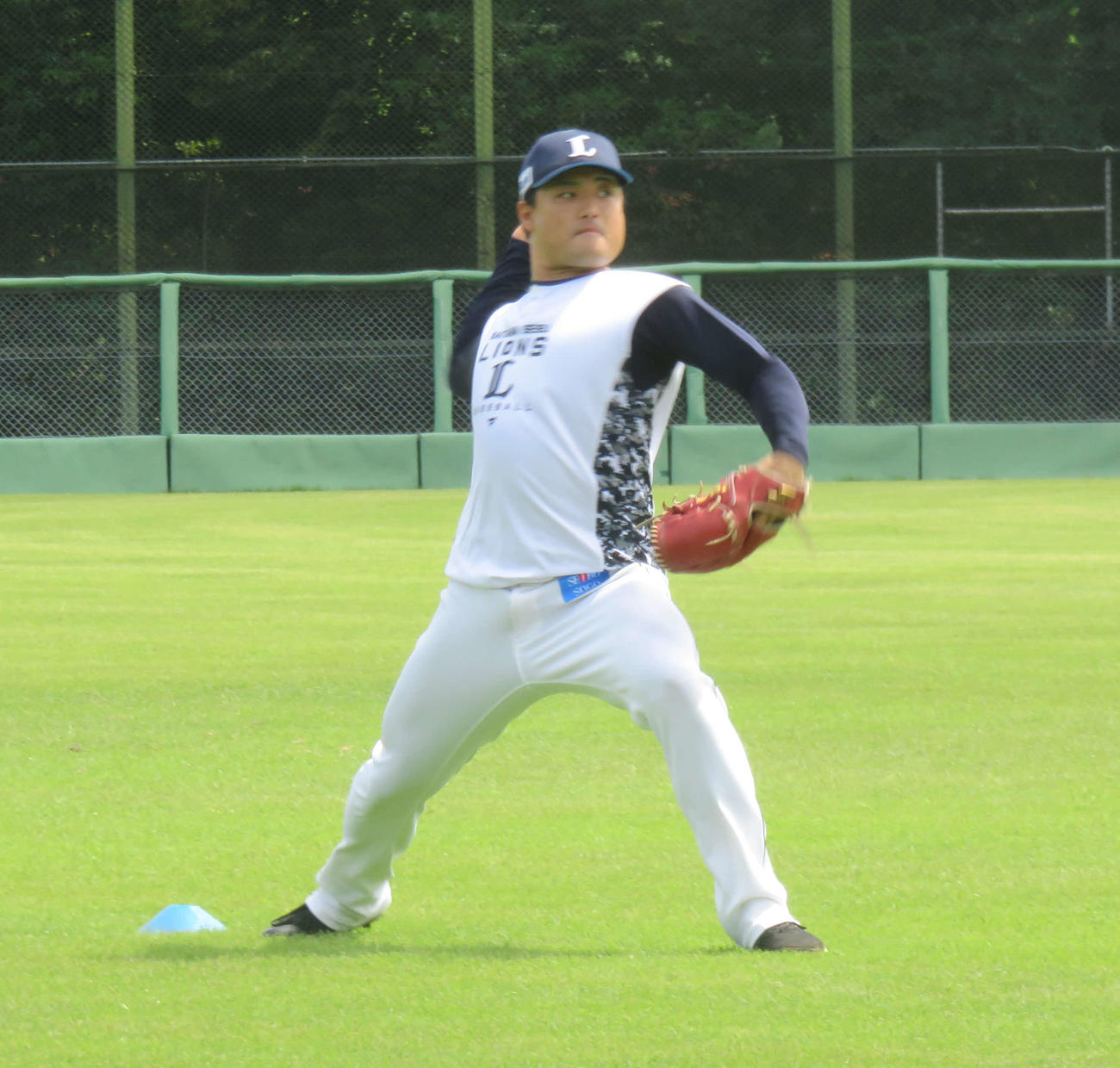 先発する29日の楽天戦に向けてキャッチボールを行う西武松本