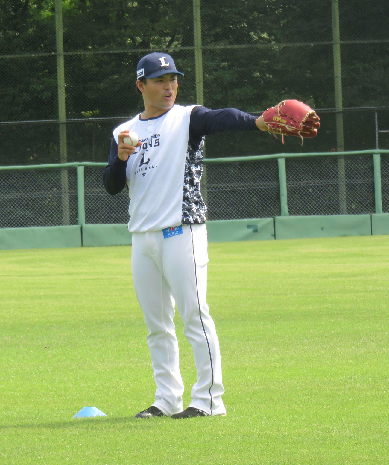 先発する29日の楽天戦に向けてキャッチボールを行う西武松本