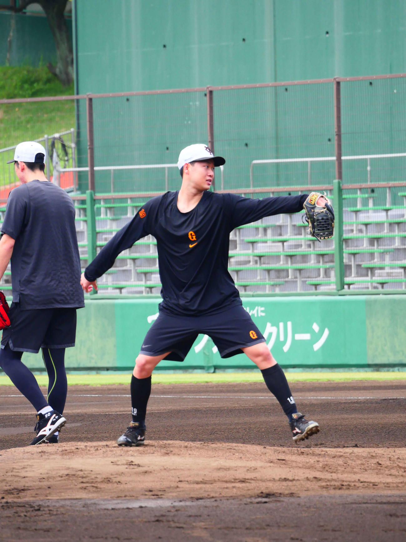 マウンドで守備練習をする巨人山崎伊（撮影・上田悠太）