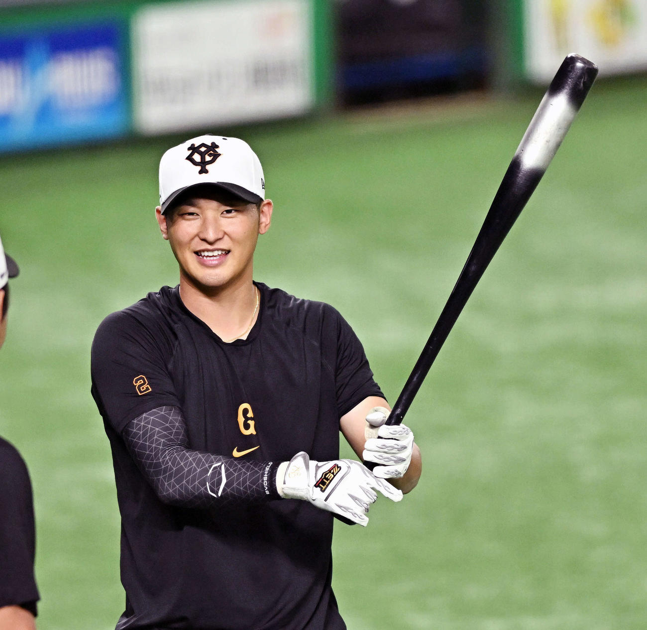 巨人対阪神　試合前練習で笑顔を見せる巨人吉川（2023年8月27日撮影）
