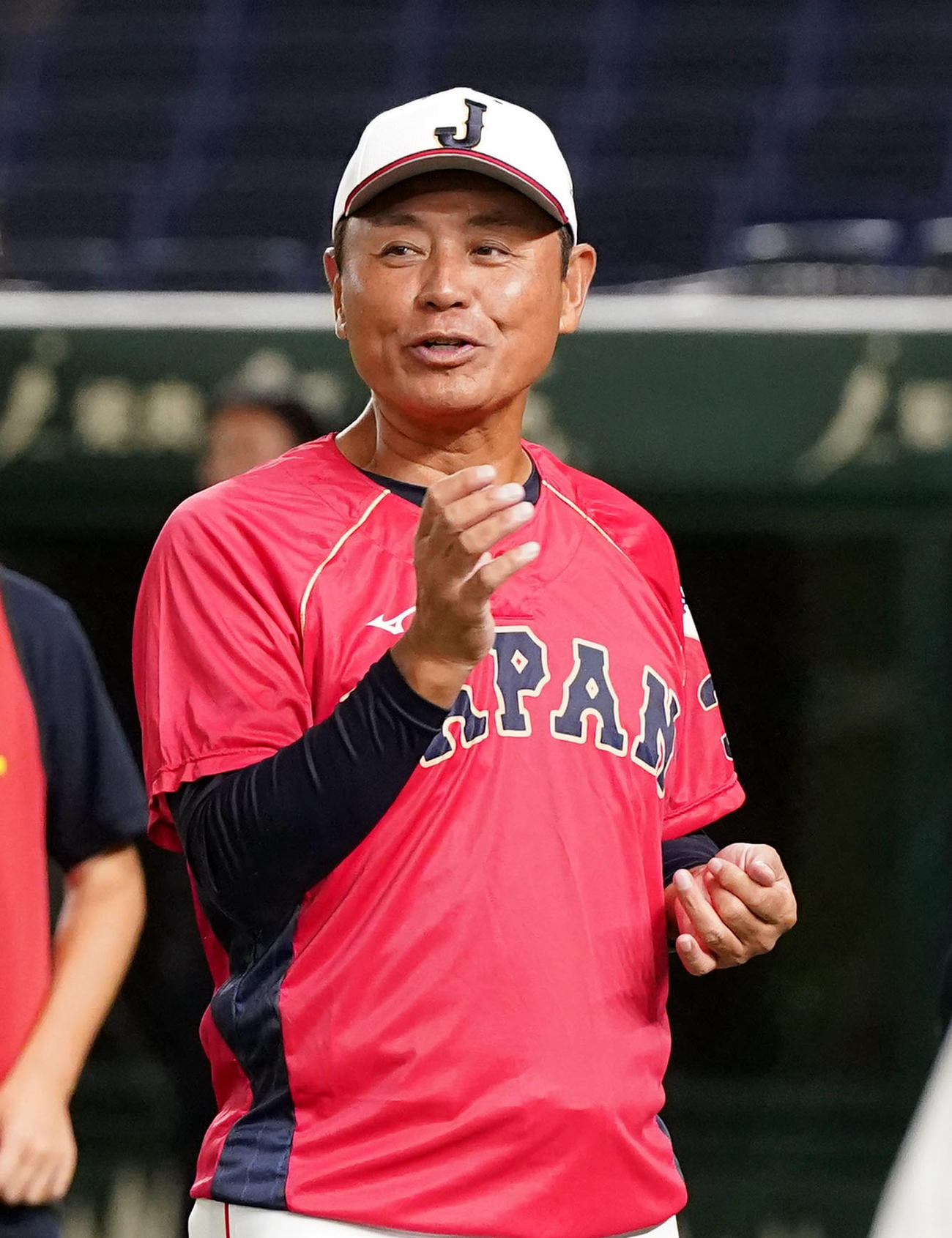 高校日本代表対大学日本代表　試合前に談笑する大学日本代表・大久保監督（撮影・狩俣裕三）