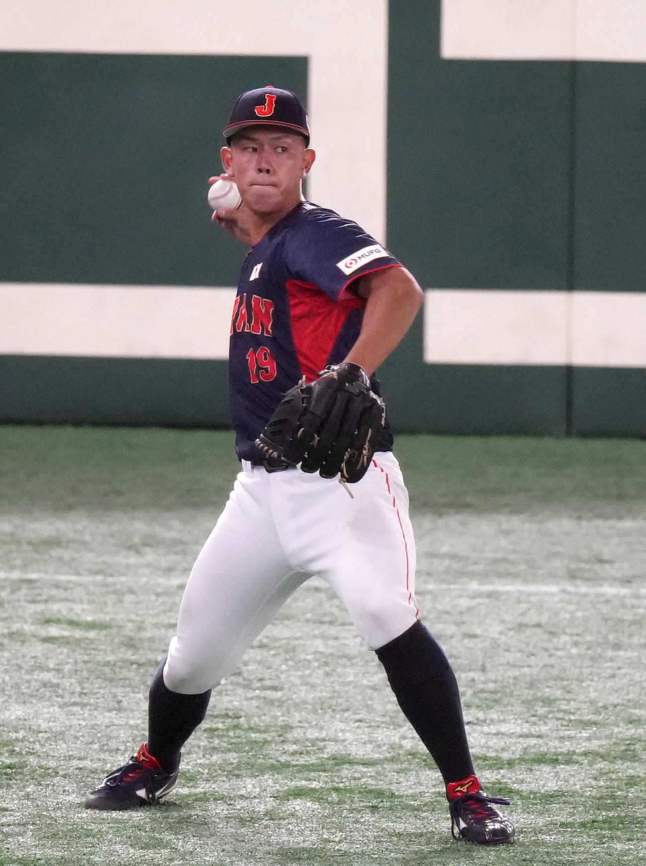 高校日本代表対大学日本代表　試合前にキャッチボールをする大学日本代表の名城大・岩井（撮影・狩俣裕三）