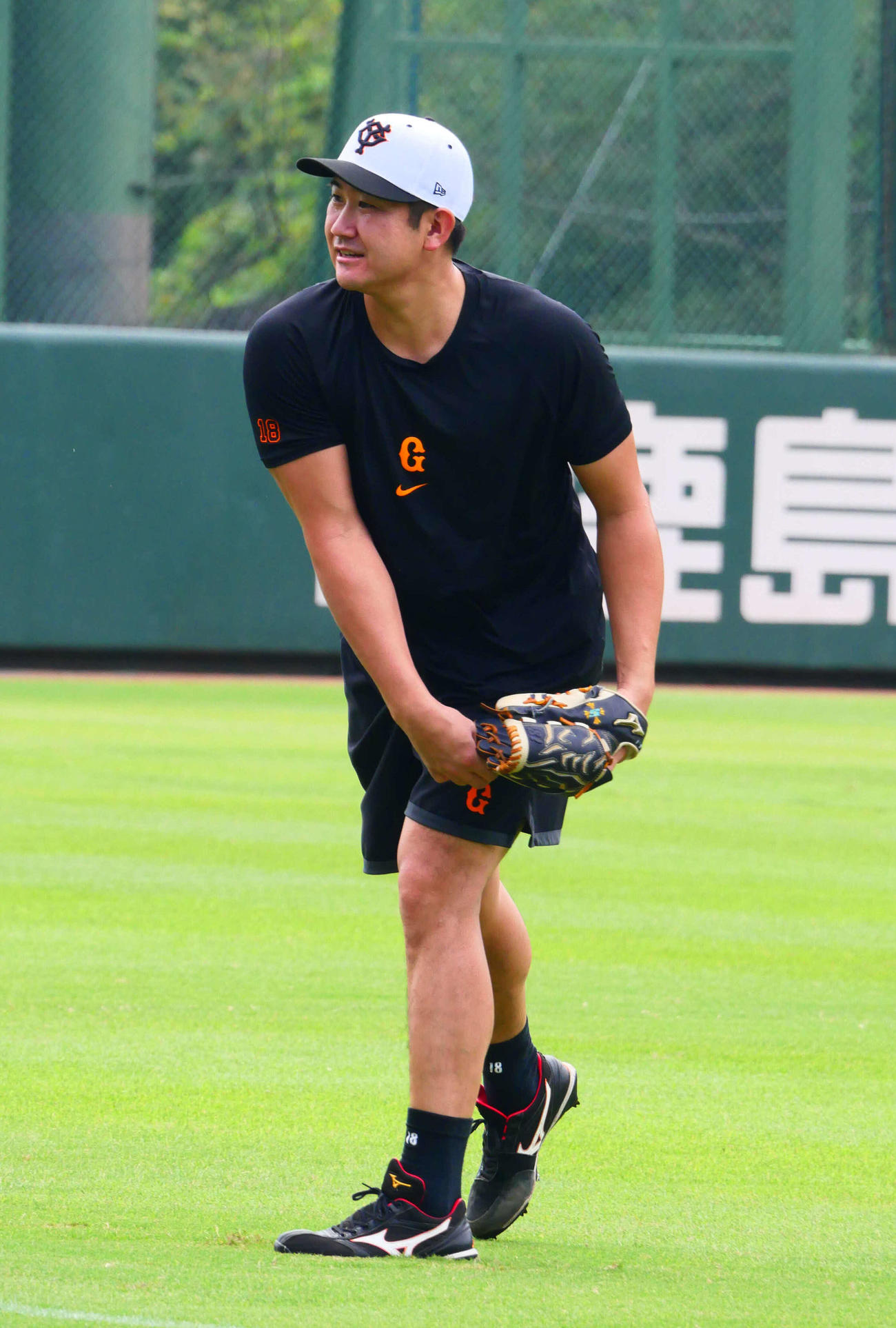 キャッチボールをする巨人菅野（撮影・上田悠太）