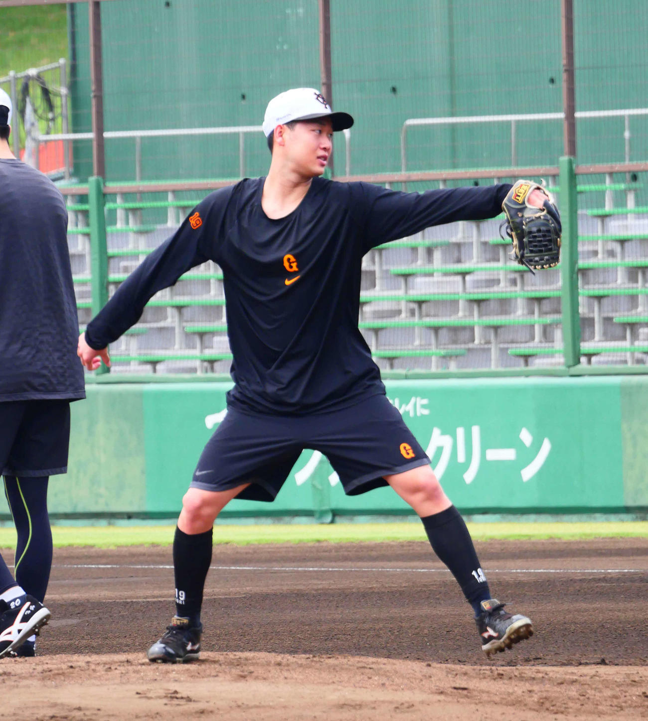 マウンドで守備練習をする巨人山崎伊（撮影・上田悠太）