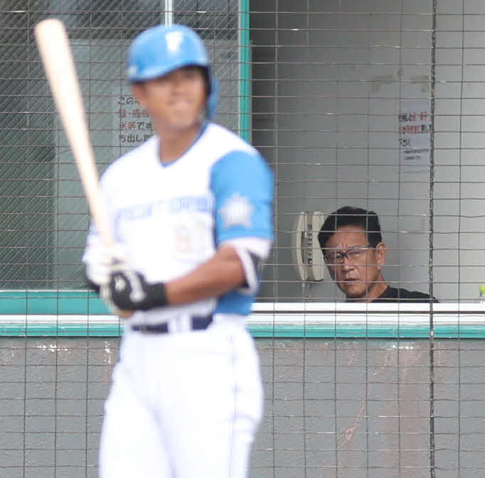 日本ハム2軍対北海道社会人・大学選抜の試合を見つめる日本ハム栗山前監督。左手前は今川（撮影・佐藤翔太）