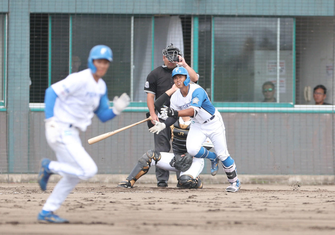 日本ハム2軍対北海道社会人・大学選抜　5回裏日本ハム2軍2死一、二塁、今川は先制となる適時二塁打を放つ。右後方は栗山前監督（撮影・佐藤翔太）