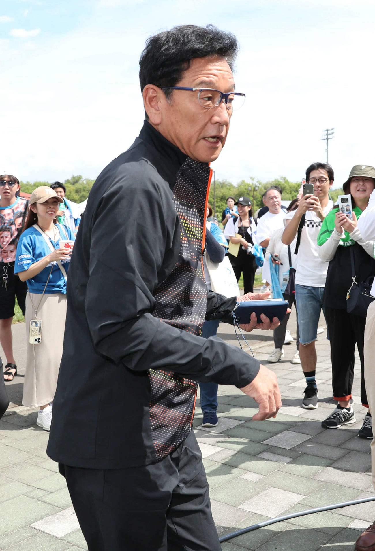 日本ハム2軍対北海道社会人・大学選抜の試合を見に栗山町民球場に入る日本ハム栗山前監督（撮影・佐藤翔太）
