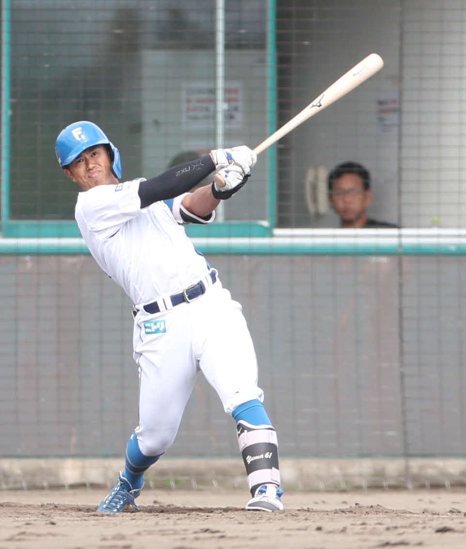 日本ハム2軍対北海道社会人・大学選抜　5回裏日本ハム2軍2死一、二塁、今川は先制となる適時二塁打を放つ。右後方は栗山前監督（撮影・佐藤翔太）