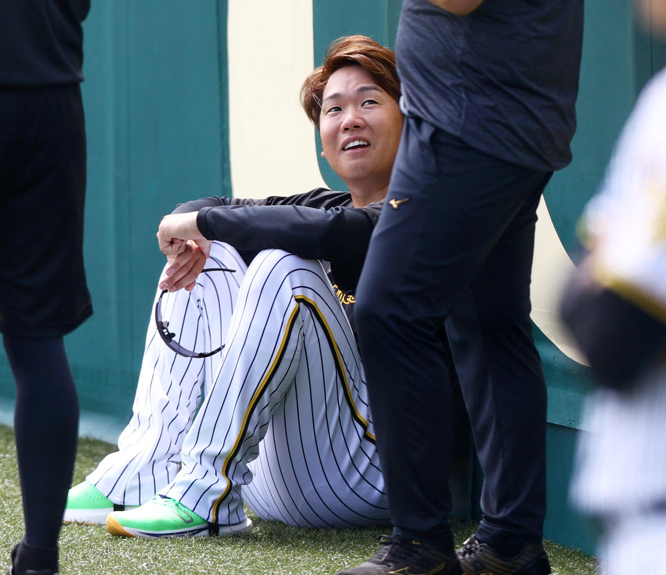 笑顔で話す阪神西勇（撮影・上山淳一）