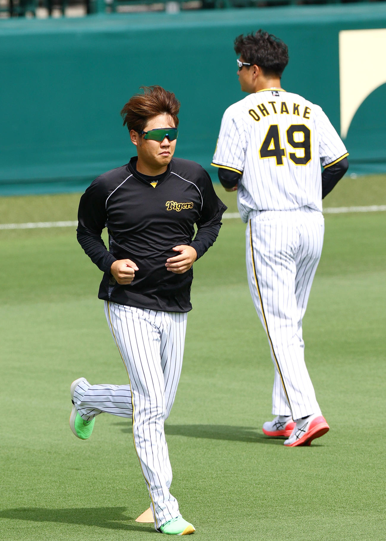 ランニングする阪神西勇（手前）と大竹（撮影・上山淳一）