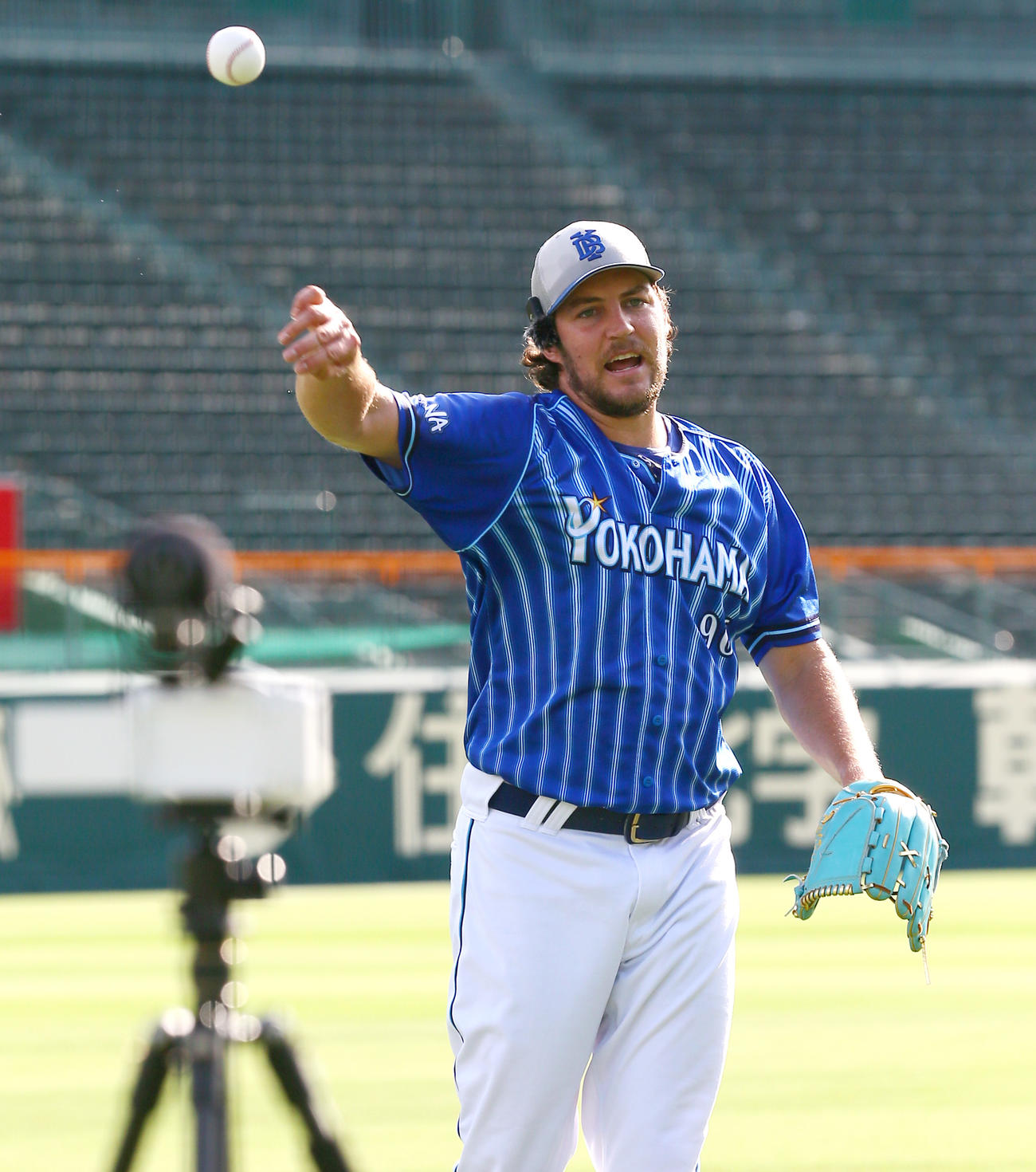 甲子園球場でキャッチボールするDeNAバウアー（撮影・上山淳一）