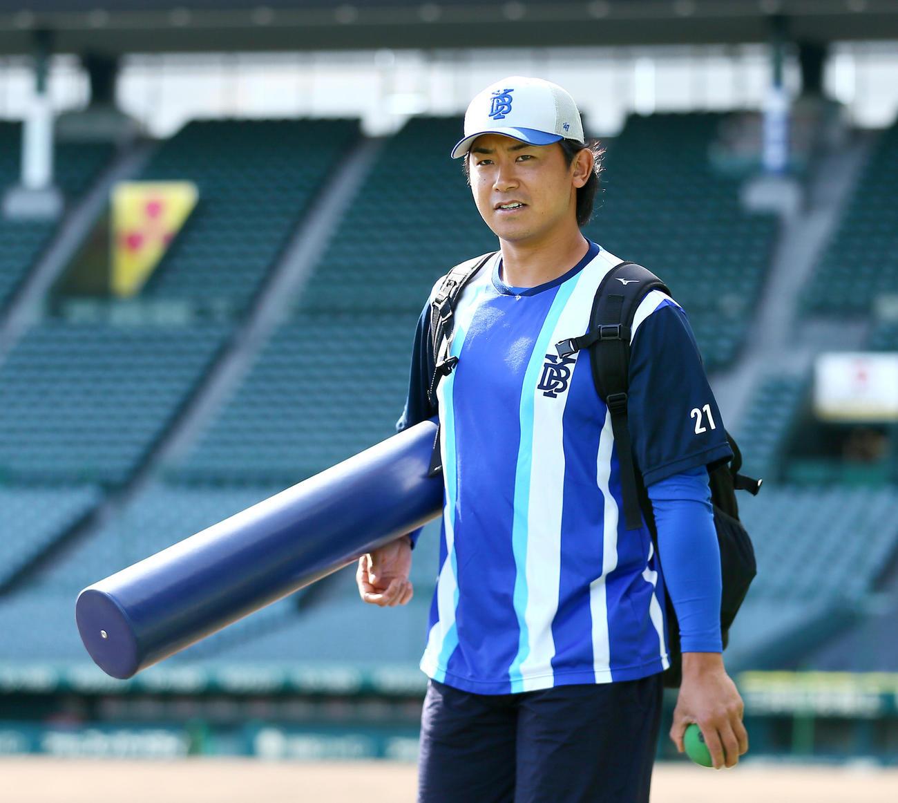甲子園球場のグラウンドに現れたDeNA今永（撮影・上山淳一）