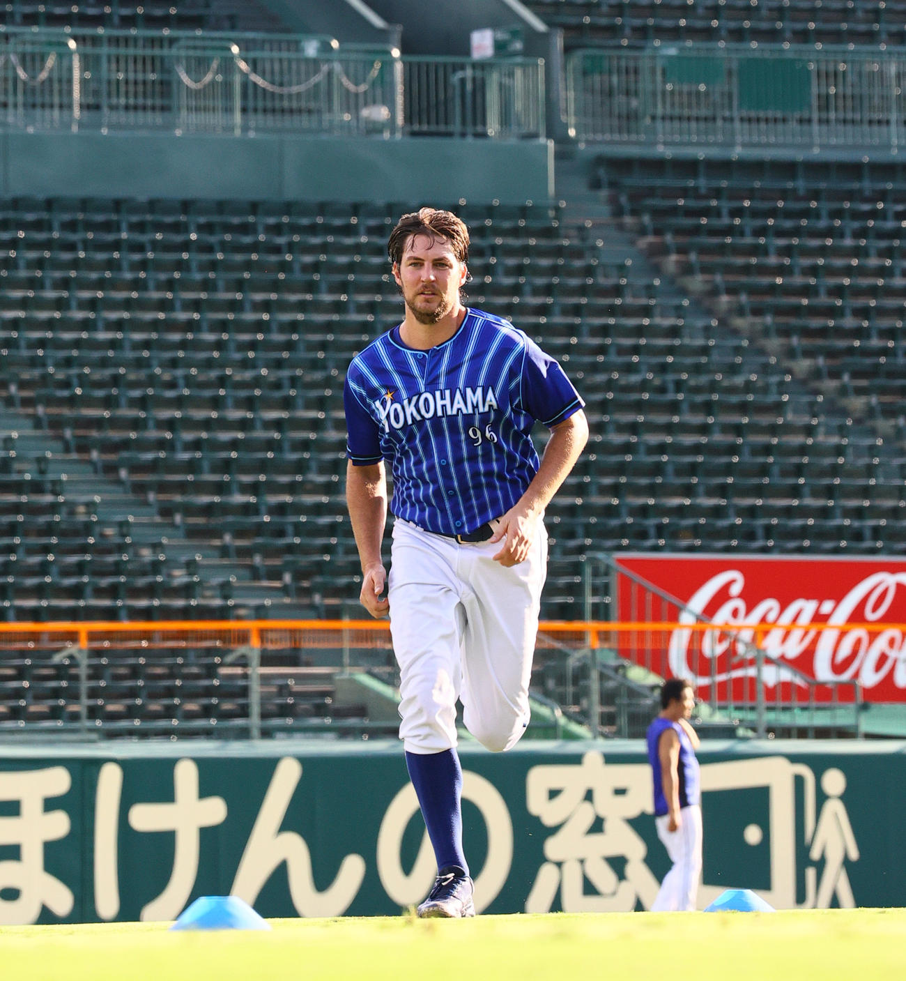 甲子園球場で走り込むDeNAバウアー（撮影・上山淳一）