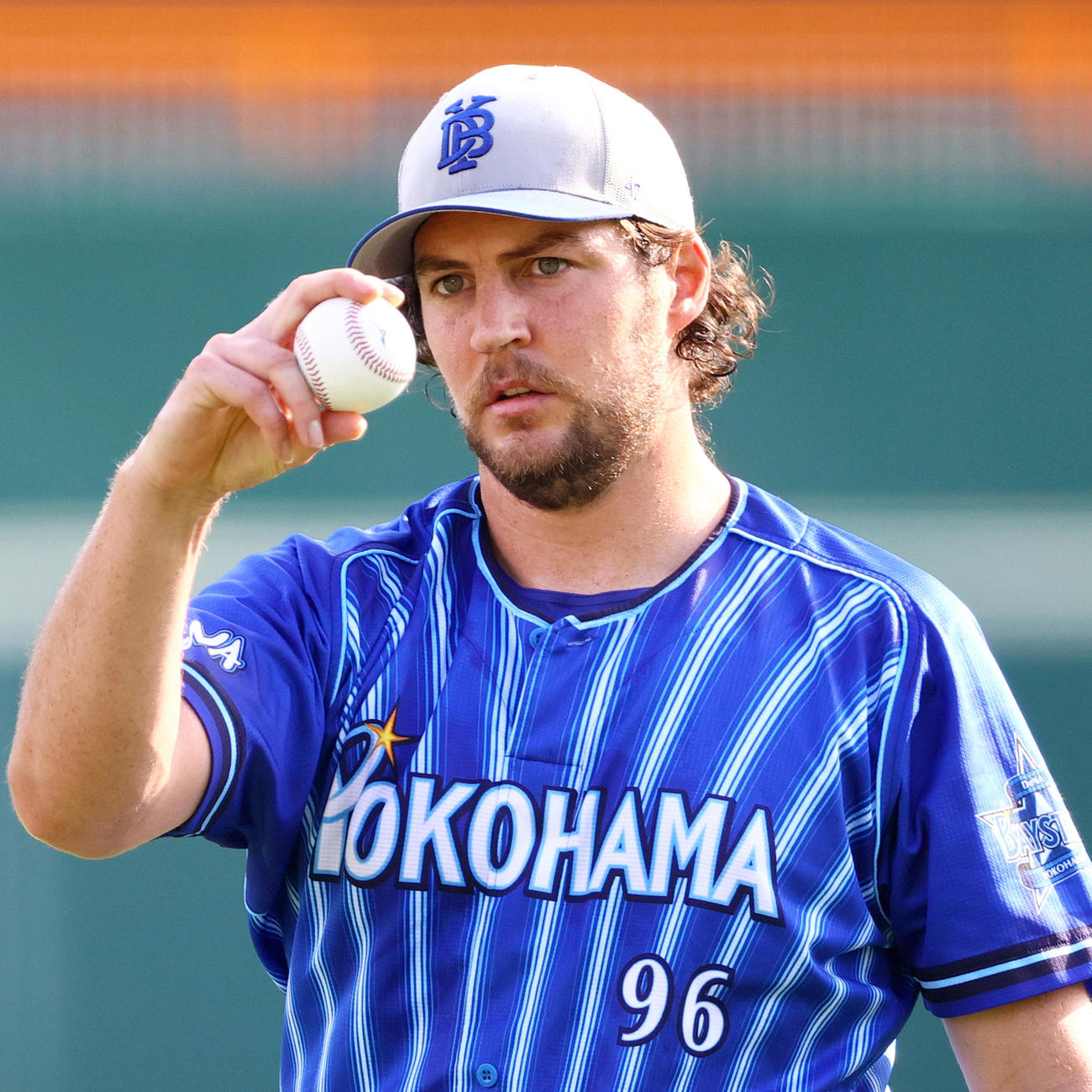 甲子園球場でキャッチボールするDeNADeNAバウアー（撮影・上山淳一）