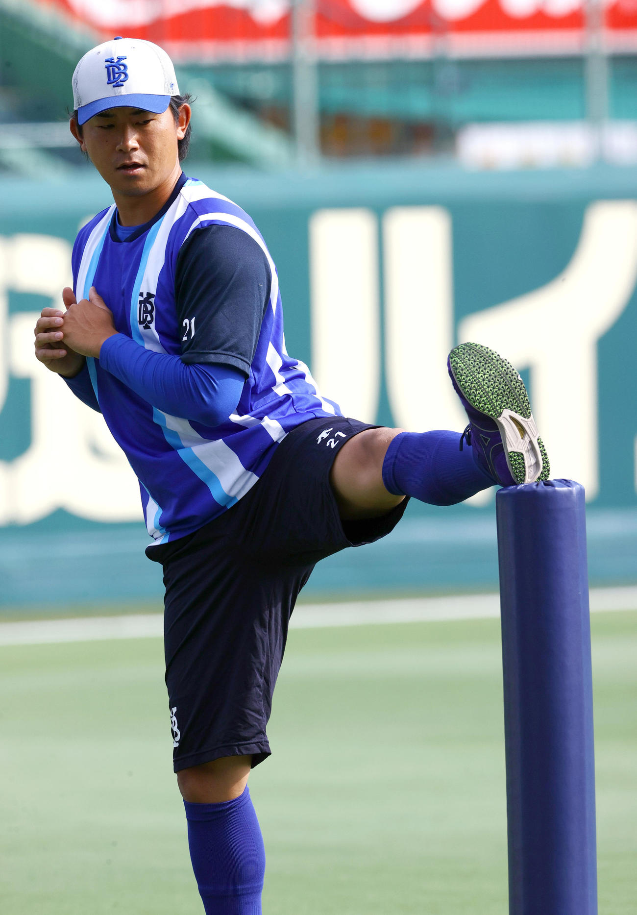 甲子園球場で体を動かすDeNA今永（撮影・上山淳一）