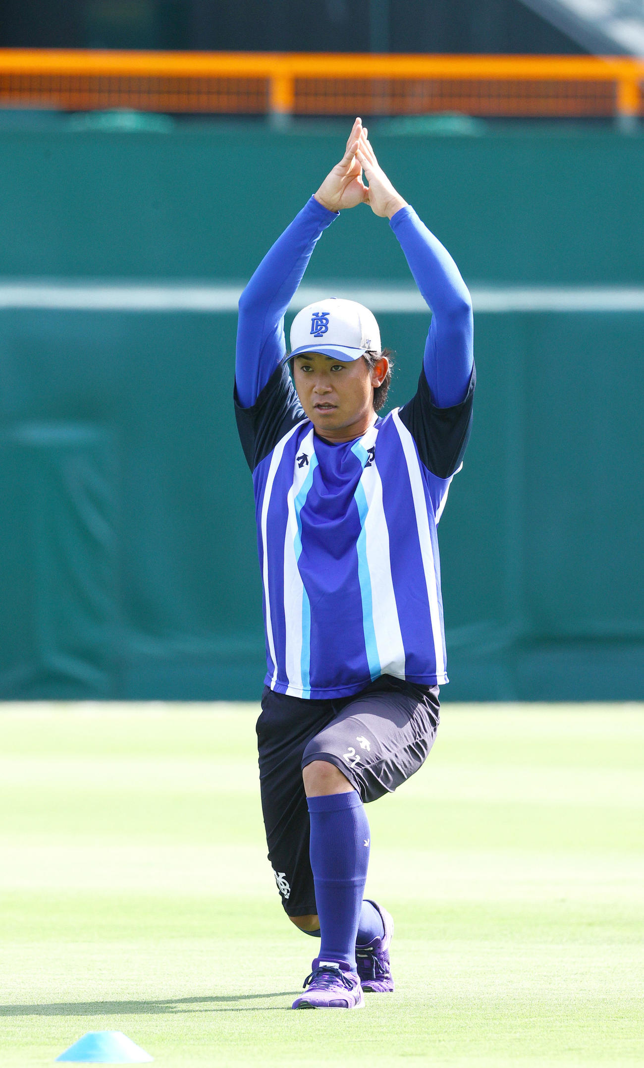 甲子園球場で体を動かすDeNA今永（撮影・上山淳一）