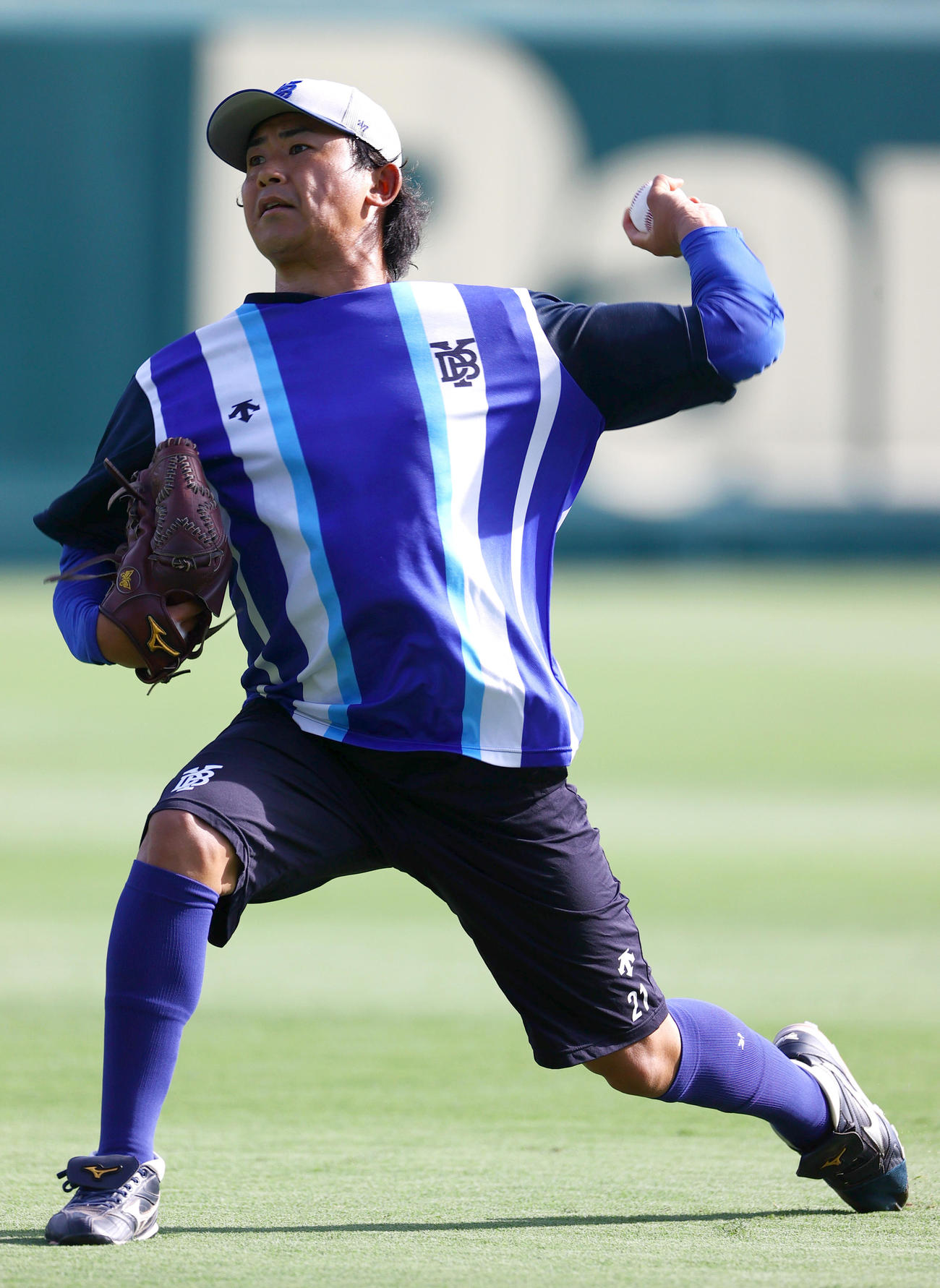 甲子園球場でキャッチボールするDeNA今永（撮影・上山淳一）