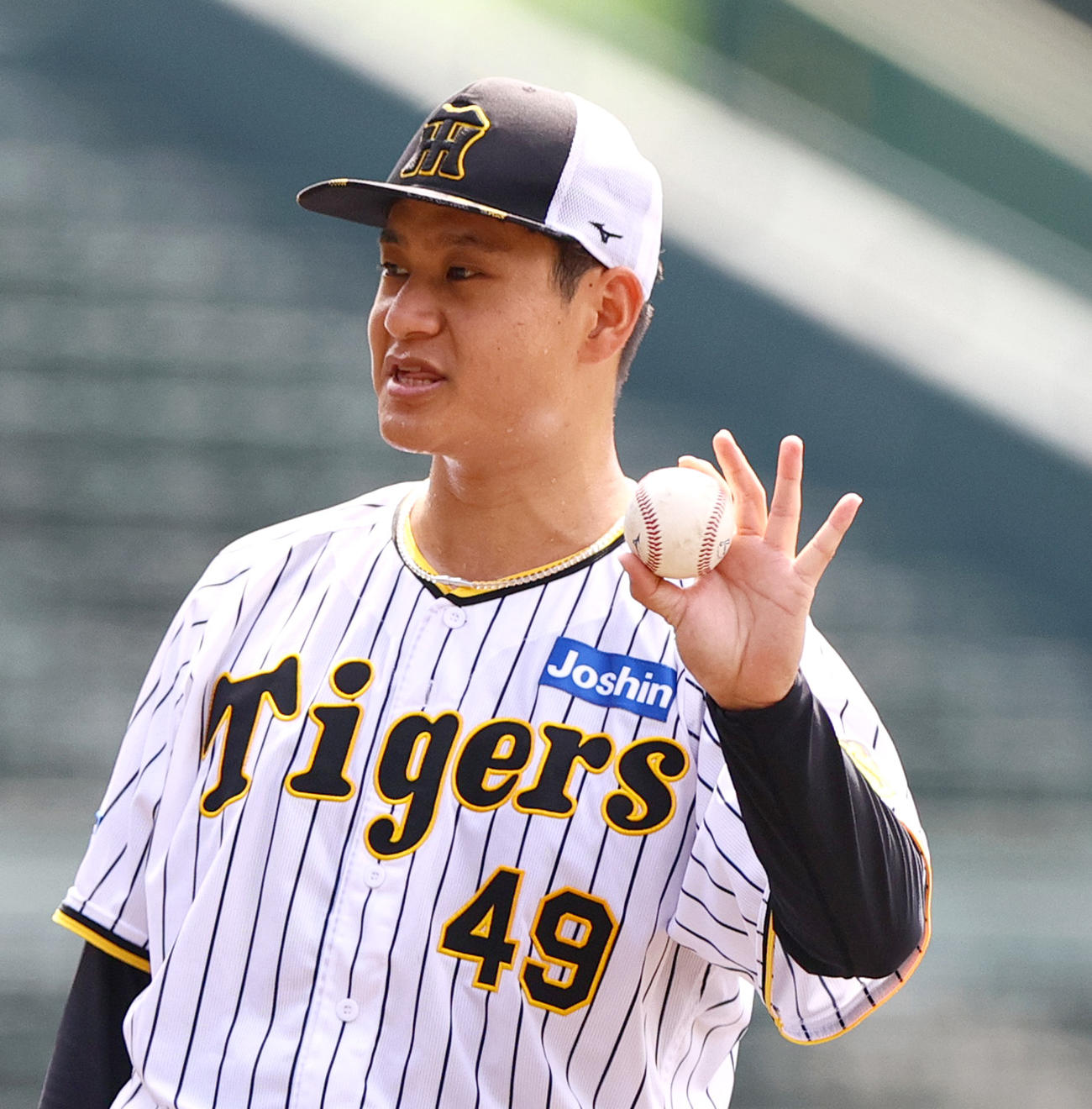 マウンドで調整する阪神大竹（撮影・上山淳一）
